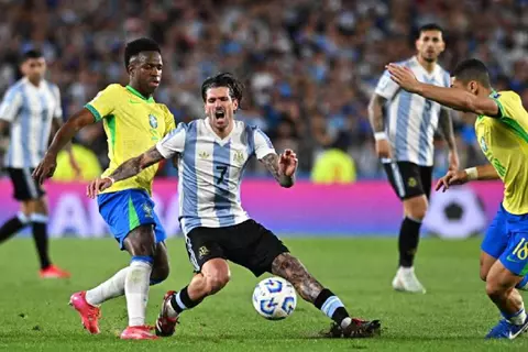 رئيس الأرجنتين: لو كان ميسي موجودًا لهزمنا البرازيل بـ10 أهداف